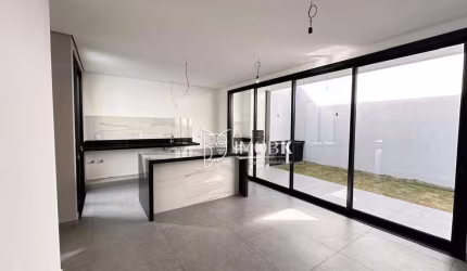 Linda casa recém construída em condomínio fechado!