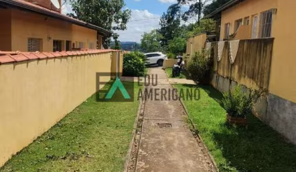 Casa térrea à venda em condomínio village no bairro Caetetuba.