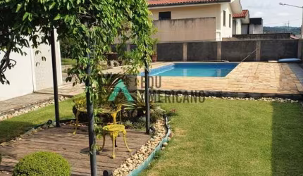 Casa com excelente terreno à venda em bairro residencial