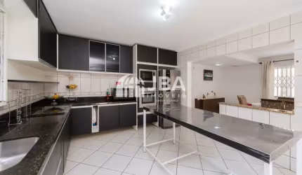 SOBRADO DE FRENTE PARA A RUA COM 4 QUARTOS