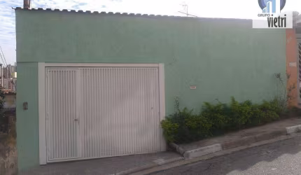 Casa térrea com 210m² de área construída, sendo 2 dormitórios com 1 suíte. Edícula, 2 vagas de garagem, soton com sacada e espaç