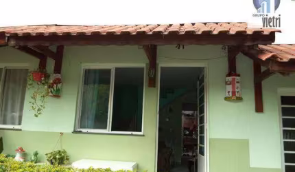 Sobrado em condomínio fechado com 2 dormitórios, 1 closet, sala dois ambientes, cozinha, quintal, local seguro aceita financ