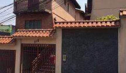 lindo sobrado piqueri  colado na estaçao de trem. piqueri