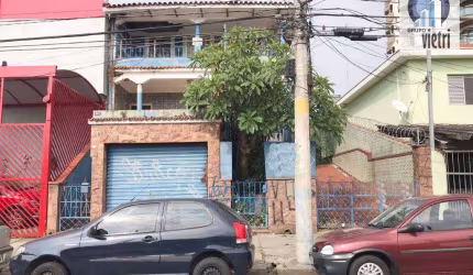 Um imóvel que precisa do seu toque, uma pequena modernização e com certeza você terá um sobrado incrível. Rodeado de comercio, em uma rua calma o imóv
