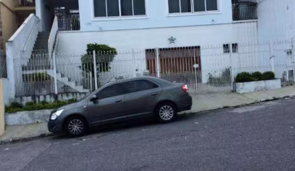 sobradão com 12,5 de frente. Ensolarado, iluminado e muito, muito harmonioso. Há espaço e luz para curtir e receber boas energias e amigos. Próximo do