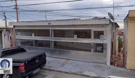 CASA PARA RENDA!!!! Ótima oportunidade de renda com 7 imóveis, sendo 1 com 3 dormitórios 2 com 3 cômodos e 3 com 2 cômodos totalizando uma área com 28