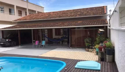 Casa / Terreno com 2 casas e piscina