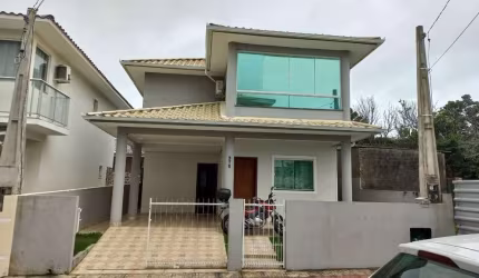 Sobrado com três dormitórios.