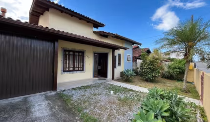 Casa terrea com 3 dormitórios, e piscina.