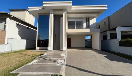 Casa de alto padrão em condomínio fechado, semi mobiliada.