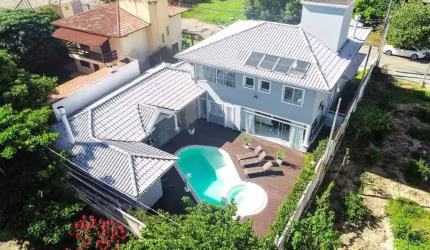 Casa com 4 suites em condominio fechado.