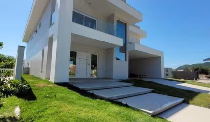 Casa alto padrão em Condomínio.
