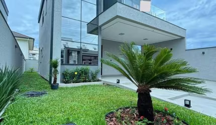 Casa Duplex com piscina próxima ao mar