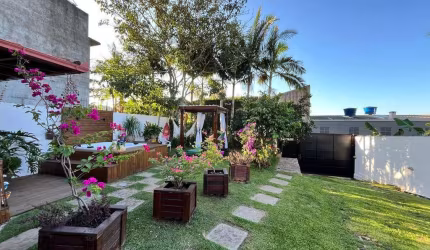 Casa com quintal amplo, com 3 dormitórios.