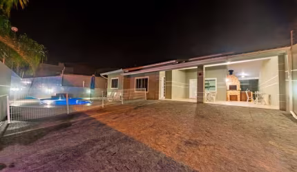 Casa térrea com 3 dormitórios.