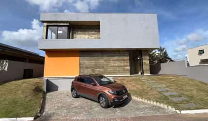 Casa de Alto Padrão em Condomínio Fechado