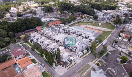 Casa em condomínio com 3 suítes em Santa Felicidade !!!