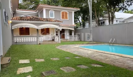 ÓTIMA CASA Á VENDA CONTENDO 5 DORMITORIOS SENDO 3 SUITES