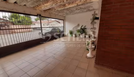 Casa térrea com 03 domitórios e 02 vagas