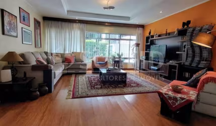Casa na Chácara Monte Alegre, com 3 quartos sendo 1 suíte, cozinha  planejada, e 2 vagas.