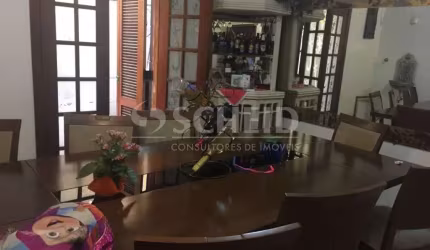 Casa a venda com 1 suíte e 2 vagas no Campo Grande.