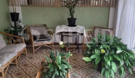 Casa térrea de esquina, com 3 dormitórios, 1 suíte e 3 vagas, em Interlagos.