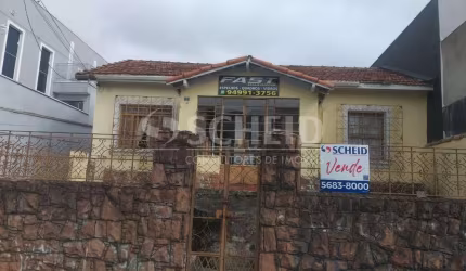 Casa térrea no Campo Grande com 2 dorm, sala, cozinha, edícula e garagem.