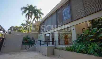 Casa reformada com 5 suítes e 4 vagas no Jardim Guedala