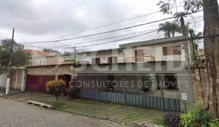 Sobrado 4 suítes 3 vagas de garagem no Alto da Boa Vista com 400 m² de terreno.