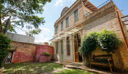 Casa linda com personalidade no melhor do bairro !a 2 quadras da escola Waldorf