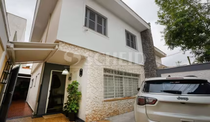 Casa Sobrado no Brooklin com 3quartos sendo 1suíte com 2 vagas de garagem, 200,00m² total/terreno.