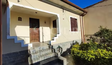 Casa ampla com 300m² de terreno e construção 128m², 3 dormitórios e edícula.
