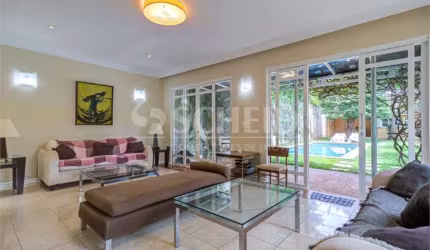 Mobiliada Belíssima Casa em Campo Belo com 4 Suítes, Jardim e Piscina