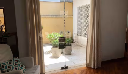 Casa Térrea no Brooklin com 3 quartos sendo 1 suíte com 4 vagas de garagem.