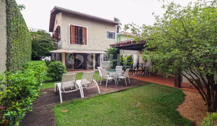 Casa reformada com jardim e 2 suítes no Brooklin