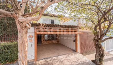 Casa no Brooklin com 200m² e 2 vagas de garagem.