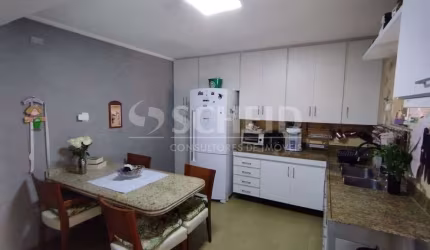 Casa a venda com três quartos, quatro vagas próximo a rua Sócrates.