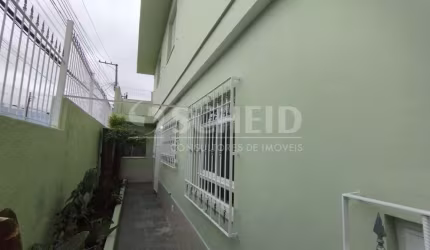 Casa a venda com três quartos e duas vagas na região do Campo Grande.