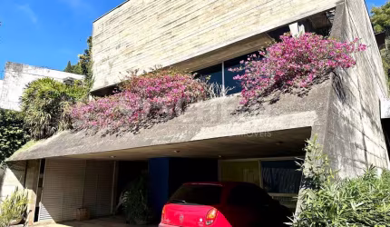 CASA NO MORUMBI E TERRENO ANEXO . PROJETO RUY OTAKE EM CONCRETO APARENTE