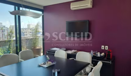 Conjunto Comercial de 150m² em Moema com 4 salas. 3 vagas, 2 banheiros, recepção, terraço, e copa.