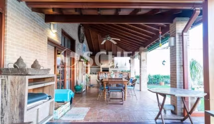 Imóvel amplo com 4 quartos, 3 suítes, e 5 banh, 5 vagas , piscina , churrasqueira, quintal.