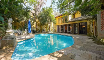 Casa com 4 Quartos e 6 banheiros à Venda