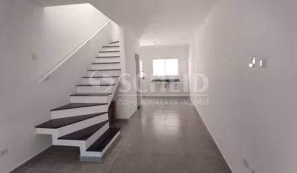 Sobrado novo com três quartos na Vila Santa Catarina.
