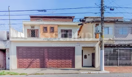 Casa á Venda no Campo Belo com 232m², 4 quartos sendo 2 suítes, 3 vagas.