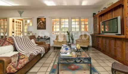 Casa de 696m² com 4 suítes na Granja Julieta