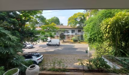 Casa a Venda no Morumbi, 600m², 5 quartos, sendo 4 suítes, 6 banheiros e 12 vagas
