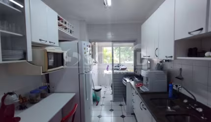 Apartamento a venda no Jardim Marajoara em rua tranquila e arborizada.