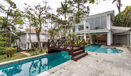 Casa de altíssimo padrão com 5 suítes dentro da Chácara Flora!