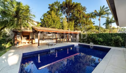 Casa com amplo jardim no bairro Jardim Marajoara !