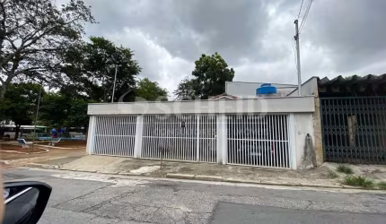 Casa térrea com 4 dormitórios, 2 vagas, a venda na Vila Piauí/ Jaguará.